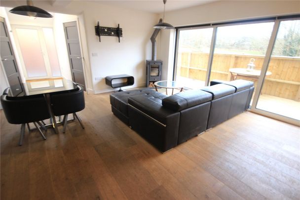 Elmcroft Crescent, - Photo 1