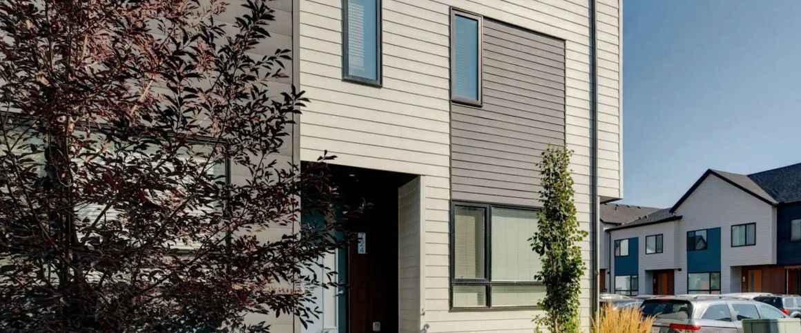 Spacious 4 Bed, 3.5 Bath Townhome - Pet Friendly!!! — 4 Bedrooms Townhouse - Photo 1