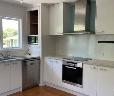 Sunny Family Home with spacious Yard - Photo 4