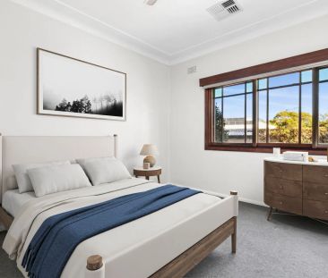 Spacious Family Entertainer with Cottage Charm and Premium Comfort - Photo 3