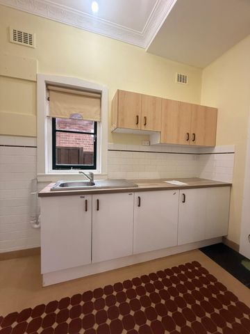 Beautiful 3-Bedroom Home in Prime Ashfield Location - Photo 2