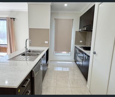 Spacious Family Living in a Convenient Cranbourne West Location - Photo 5