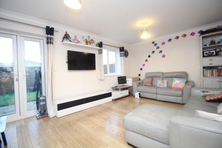 3 bedroom semi-detached house to rent - Photo 2