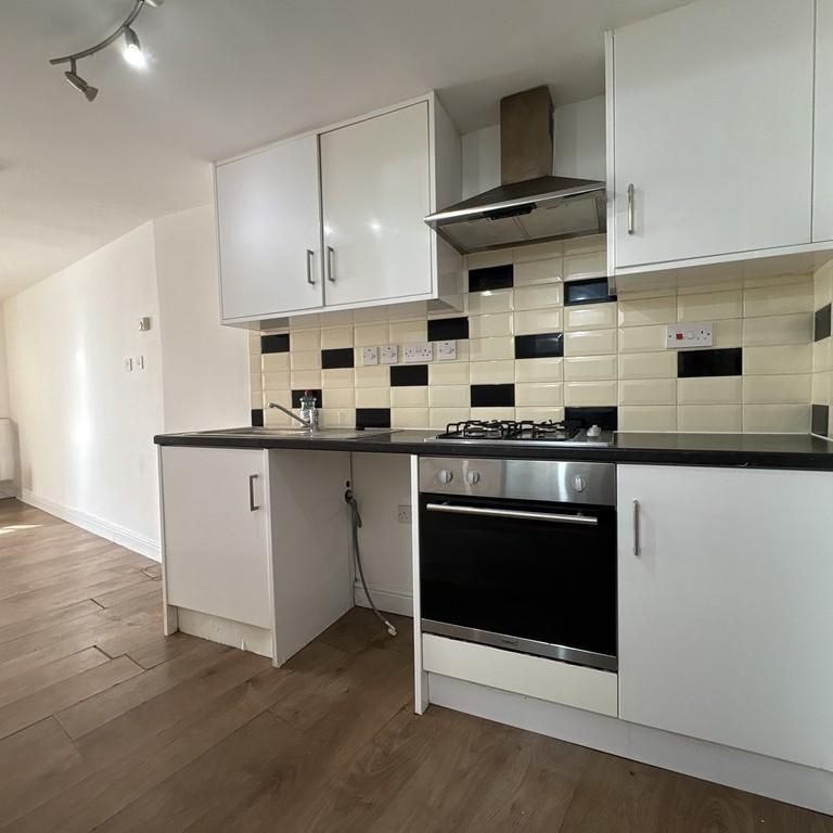 2 bedroom ground floor flat to rent - Photo 1