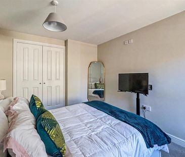 2 bed Flat To Let - Photo 4