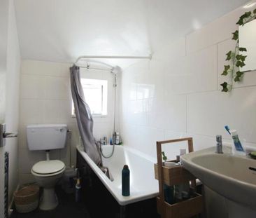 A top floor one bedroom flat in Montpelier within walking distance ... - Photo 4