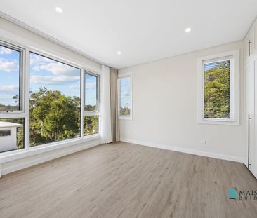 Brand New Luxury Family Home in Prime Location - Photo 3