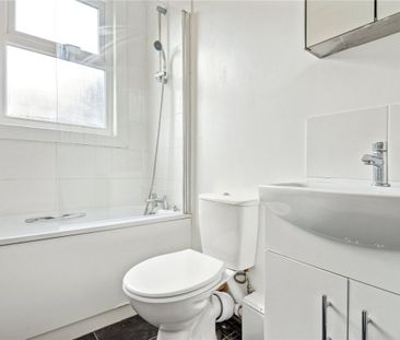 2 bedroom flat in Chiswick - Photo 1