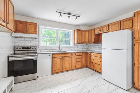 371 Churchill Avenue North - 6 - Photo 3