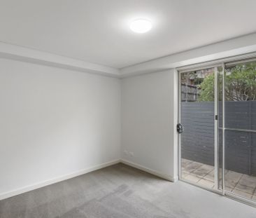 Villa Style Apartment Offers Expansive Courtyard - Photo 3