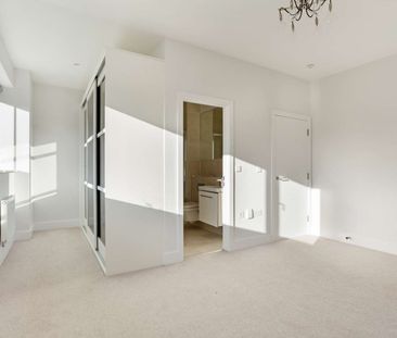 A beautifully presented two bedroom home. - Photo 2