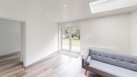 1 bedroom in a house share to rent - Photo 2