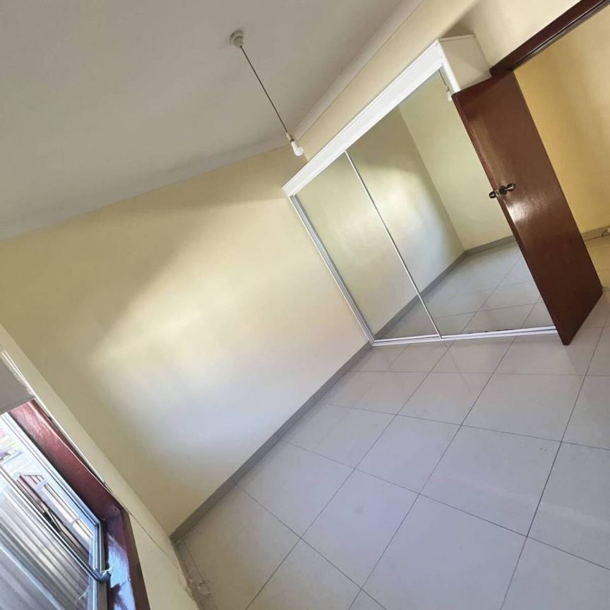 Amazing Large 5 Bedroom Home - Photo 1