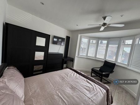 1 bedroom in a house share to rent - Photo 2