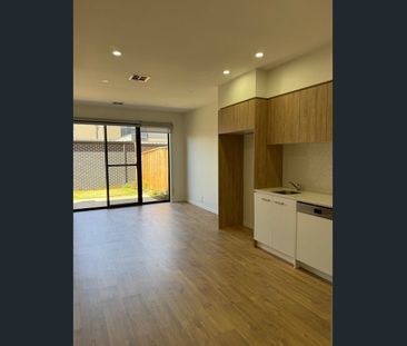 Townhouse Opposite Woodlea Shopping district - Photo 3