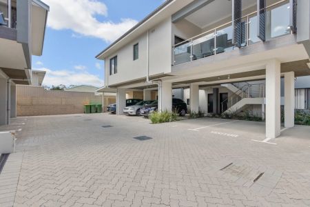 Fully Furnished 2-bedroom 2-bathroom apartment - Photo 4
