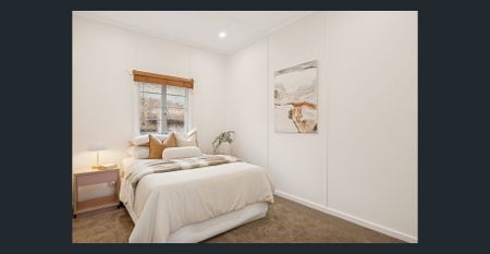 Beautifully Refreshed Family Home in Sought-After Hawthorne - Photo 4