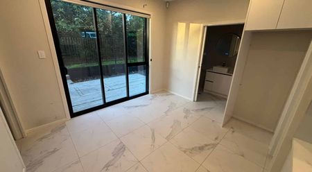 Modern 3 Bedroom Townhouse - Photo 3