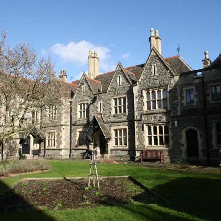 An unfurnished one bedroom flat in the impressive Barstaple House overlooking peaceful communal gardens. **Video tour available** - Photo 1