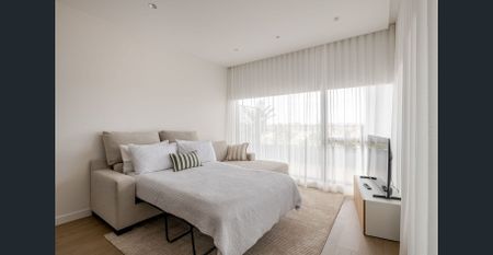 Fully Furnished Trackside 1-Bedroom Apartment – All Bills & WiFi Included + Resort Amenities - Photo 3