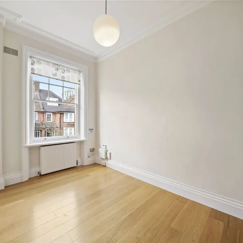 3 bedroom flat in Hampstead - Photo 1