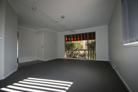 Charming 2-Bedroom Townhouse in Queanbeyan - Photo 2