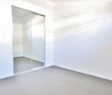Modern Three Bedroom Unit - Private Balcony - Air Con - Photo 5