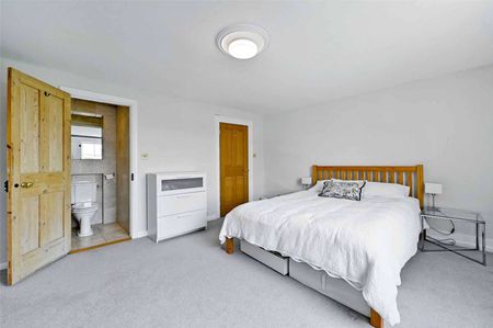 Delightful Grade II listed four bedroom townhouse situated within Windsor Town Centre backing on to the Long Walk. - Photo 3