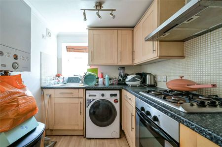 Bright and spacious 1 double bedroom apartment to rent in this lovely period conversion. - Photo 4