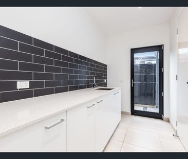 Modern townhouse in a great location! - Photo 6