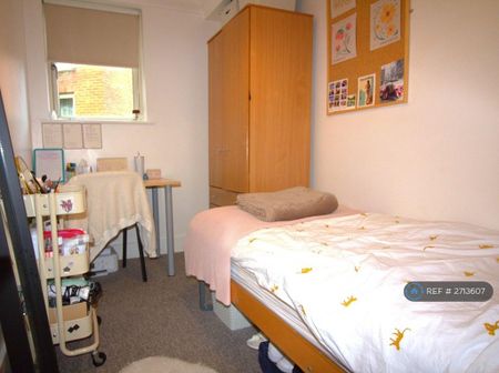 3 bedroom flat to rent - Photo 3