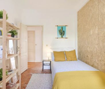 Room for rent in 8-bedroom apartment in Alvalade, Lisbon - Photo 6
