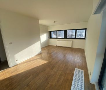 Ruim appartement met 2 slaapkamers, centraal gelegen. - Photo 3
