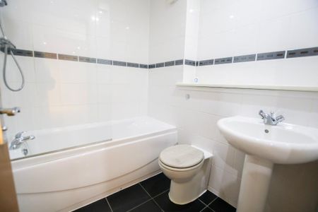 3 bedroom flat to rent - Photo 3