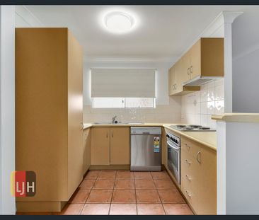 REFURBISHED, 2 BEDROOM APARTMENT IN NEWMARKET - Photo 5