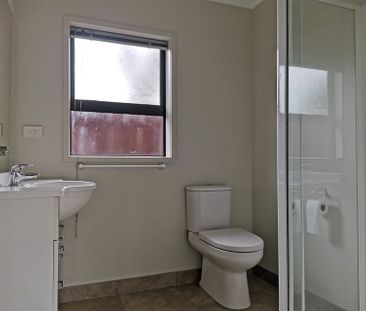 2 Bedroom standalone house in Te Atatu Peninsula - Photo 5