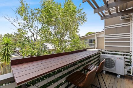 3 level townhouse with city views - Photo 2