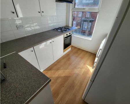 Ebberston Terrace, Hyde Park, LS6 - Photo 3