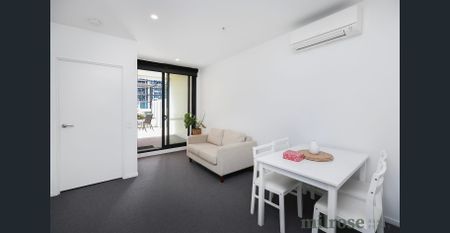 Bright & Airy Apartment with a Large Balcony - Photo 2