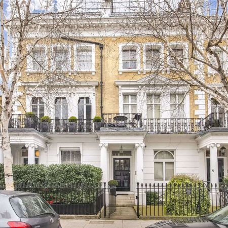 A fantastically located studio flat with shared bathroom facilities. The property has its own kitchenette. - Photo 4