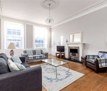 A spacious second floor four bedroom apartment, with two bathrooms,... - Photo 2