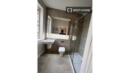 Room for rent in 5-bedroom house in Cherrywood, Dublin - Photo 4