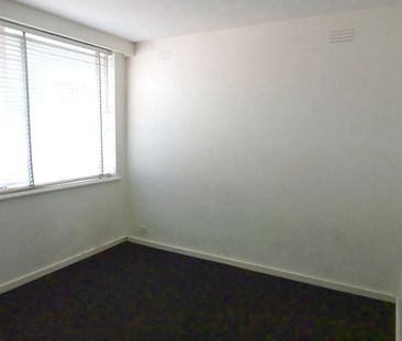 One bedroom apartment in perfect location - Photo 2