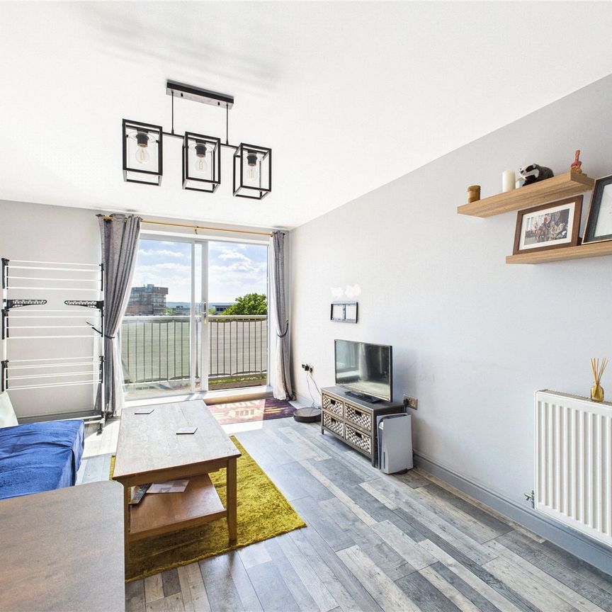 Coombe Way, Farnborough Coombe Way, Farnborough - Photo 2