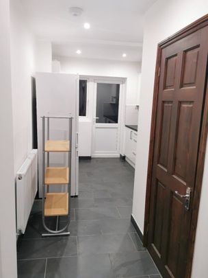 1 Bed Flat, Beddington, CR0 - Photo 1