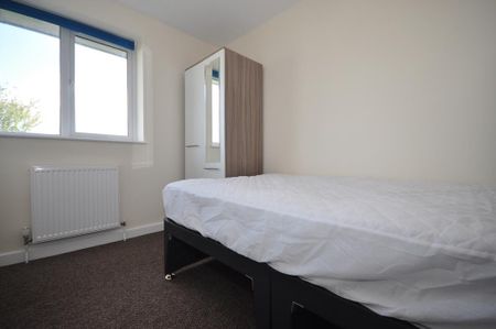 1 bedroom in a house share to rent - Photo 4