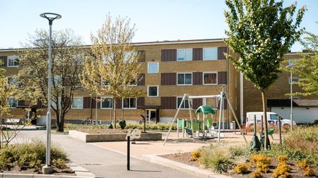 Om bostaden - Välkommen till en nyrenoverad lägenhet på Sloalyckan. Lägenheten är utrustad med moderna vitvaror såsom diskmaskin, tvättmaskin och torktumlare. Köket är renoverat i en öppen planlösning med stilrena grå toner. Badrum och hall är renoverade och utrustade med ny inredning. Innerdörrar i sovrummet är bytta och samtliga rum är ommålade i vit kulör. Fiber finns indraget i lägenheten. I hyran ingår varmhyra, vilket omfattar uppvärmning och varmvatten. Även ett grundutbud av tv-kanaler samt sophantering ingår. Endast hushållsel tillkommer. Rökfritt boende gäller för alla kontrakt tecknade från och med 2025-01-01. - Photo 4