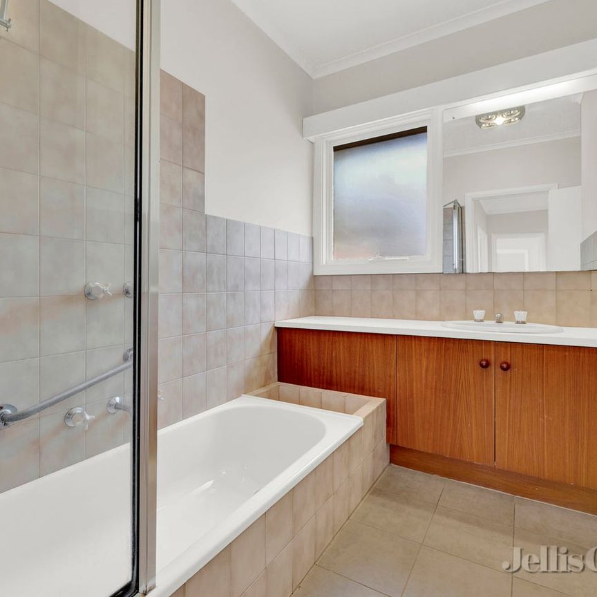 2/94 Locksley Road, Ivanhoe, Vic 3079 - Photo 1