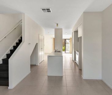 Modern 2-Bedroom Townhouse in great location - Photo 2