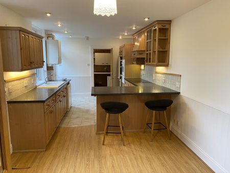 4 bedroom semi-detached house to rent - Photo 3